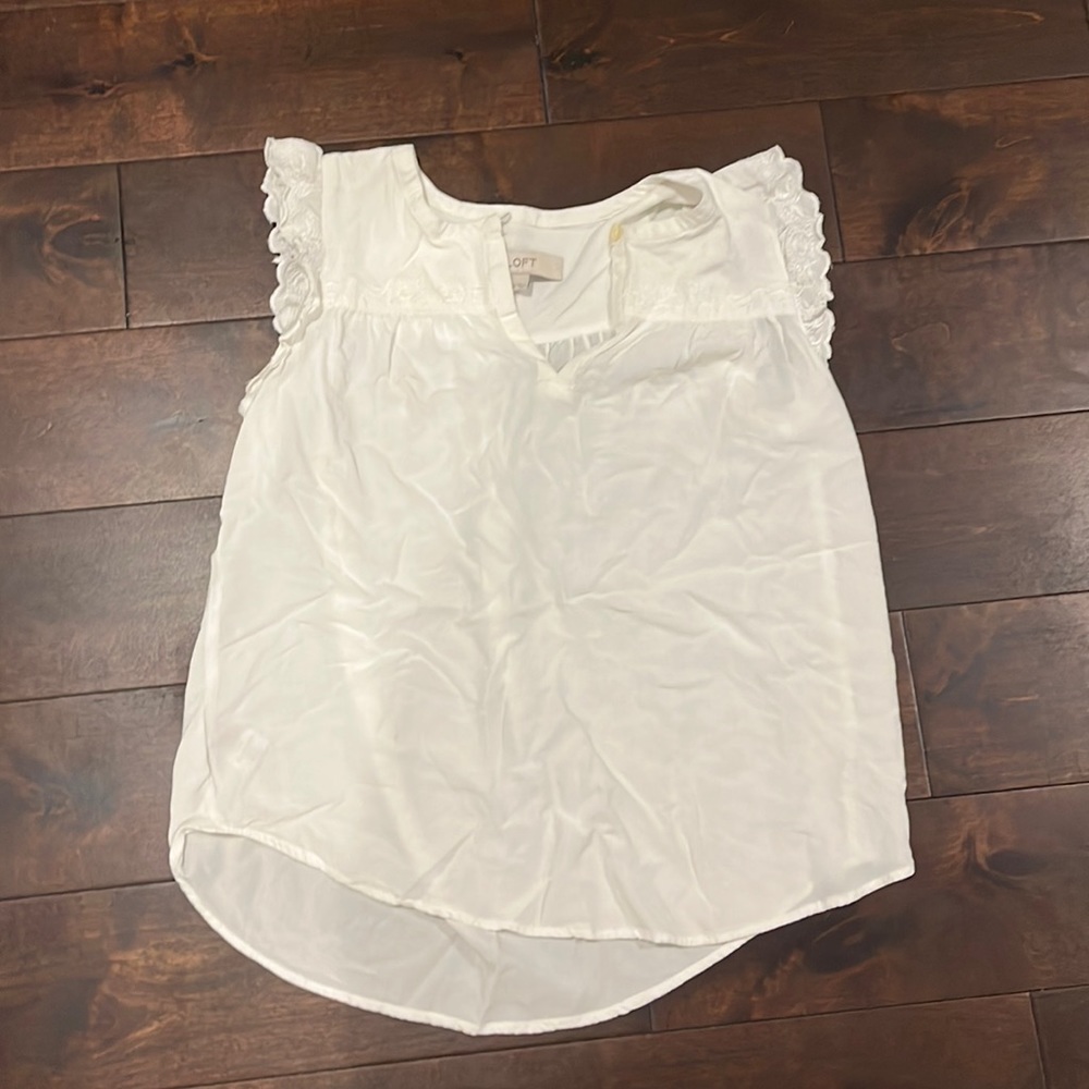 White short sleeve top with lacey shoulders